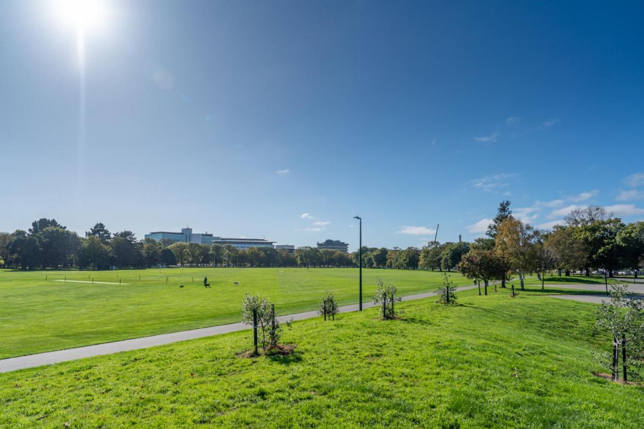 شقة King Bed On Hagley Park Corner In The Cbd كريستتشيرش المظهر الخارجي الصورة
