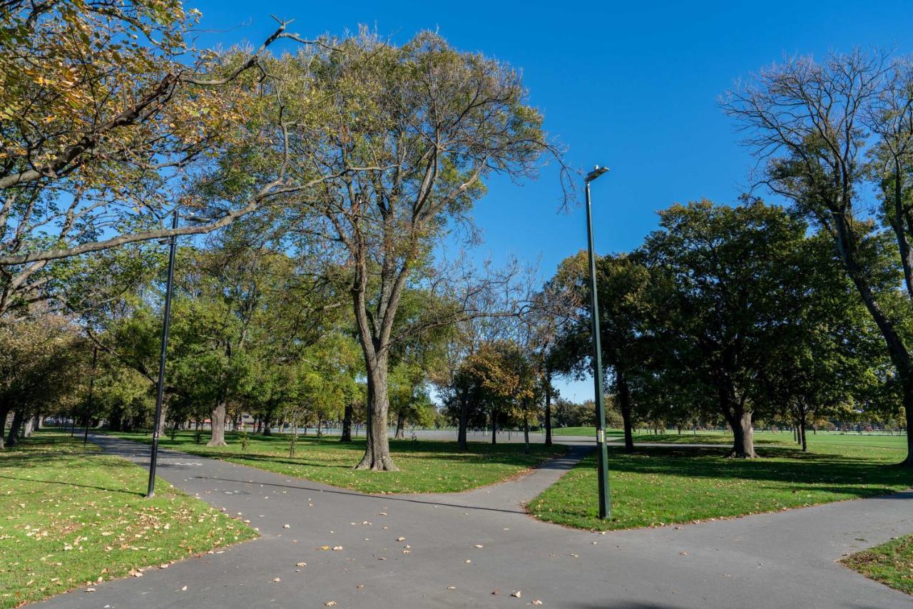شقة King Bed On Hagley Park Corner In The Cbd كريستتشيرش المظهر الخارجي الصورة